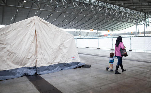پناهجویان آسیایی در کمپ اسکان موقت در اشتوتگارت آلمان