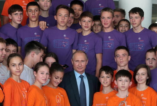 عکس یادگاری رییس جمهور روسیه با دانش آموزان یک مدرسه در شهر بندری سوچی