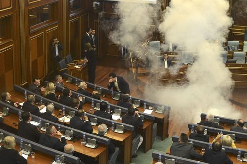 احزاب اپوزیسیون دولت در جلسه پنج شنبه پارلمان کوزوو در پریستینا گاز اشک آور زدند