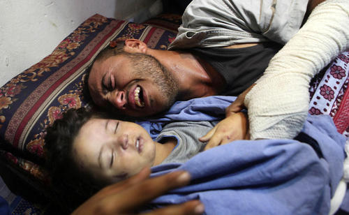 گریه پدر فلسطینی در مراسم تشییع دختر 2 ساله اش که به همراه مادرش در حمله هوایی اسراییل به غزه کشته شده است