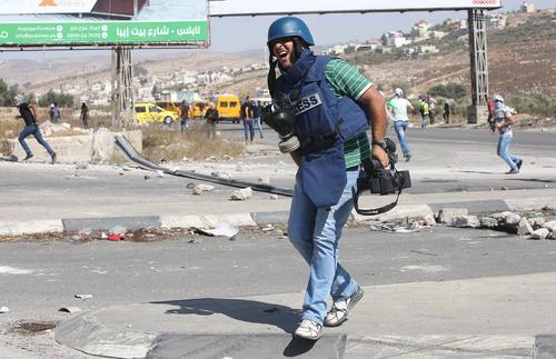 زخمی شدن فیلمبردار فلسطینی در جریان درگیری ها در نابلس بین معترضان فلسطینی و سربازان اسراییل