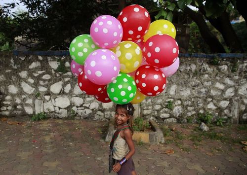 دخترک بادکنک فروش در بمبئی هند