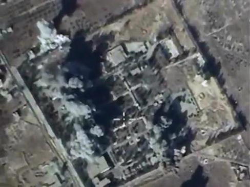 حمله هوایی جنگنده های روسیه علیه یک مرکز آموزش نیروهای داعش در حومه شهر ادلب سوریه. این مرکز به طو کامل منهدم شد
