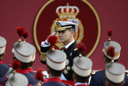 سان دیدن پادشاه اسپانیا از نیروهای نظامی این کشور در جریان مراسم روز ملی اسپانیا در مادرید