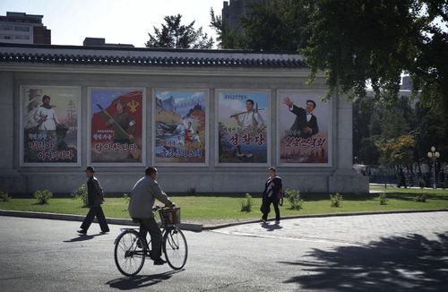 پوسترهای نمایش روی ساختمان آمفی تئاتر در شهر پیونگ یانگ کره شمالی
