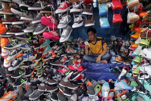 حجره کفش فروشی در بازار شهر بوگور اندونزی