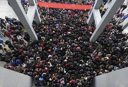 چین با وجودی که پرجمعیت ترین کشور جهان محسوب می شود اما در آخرین گزارشی که در فوریه سال جاری میلادی از سوی  اتحادیه بین المللی جمعیت منتشر شد شهر های چینی در میان 5 کلان شهرهای بزرگ پرجمعیت جهان قرار ندارند.