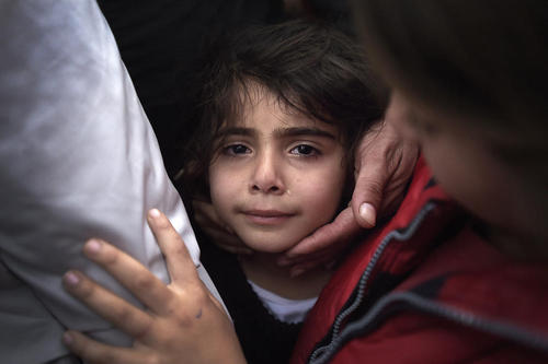 گریه یک دختر بچه پناهجو پس از رسیدن به جزیره لسبوس یونان