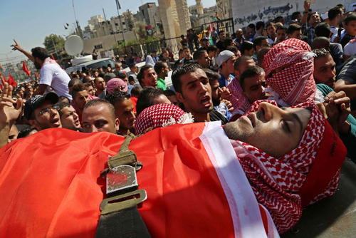تشییع پیکر جوان 27 ساله فلسطینی که به ضرب گلوله سربازان اسراییل کشته شده است – بیت لحم