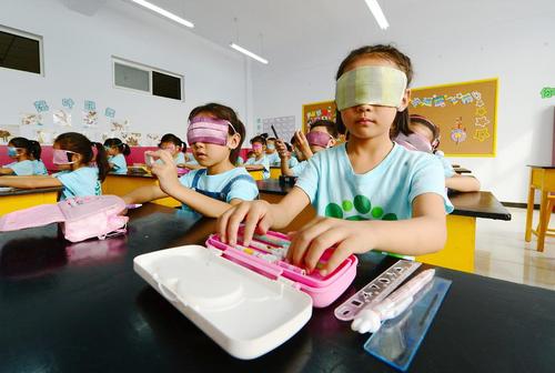 آموزش کار در شرایط نابینایی در مدرسه ای در چین