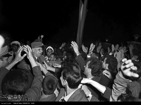 مردم با ژنرال دوگل در میدان ارگ تهران دیدار می کنند