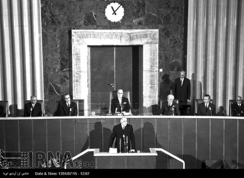 ژنرال دو گل در جلسه مشترک مجلس سنا و شورای ملی سخنرانی می کند