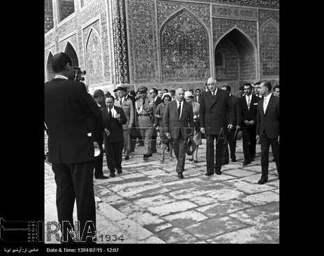 ژنرال دوگل از اماکن دیدنی در شهر اصفهان بازدید می کند