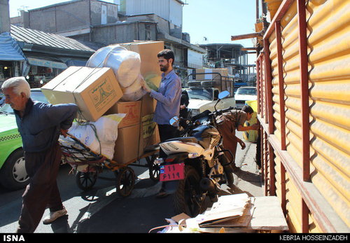 رهگذرانی که به داخل کارگاه سرک میکشند
