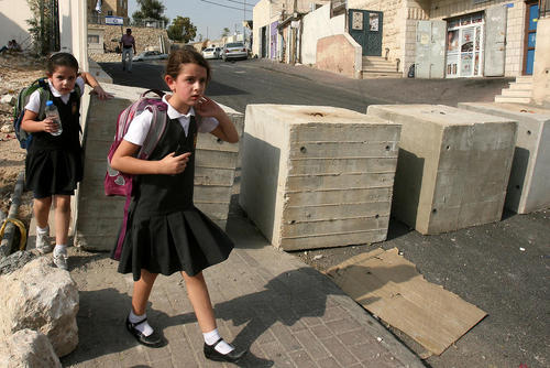 دختران فلسطینی در حال عبور از موانع امنیتی سربازان اسراییل برای رفتن به مدرسه – قدس شرقی