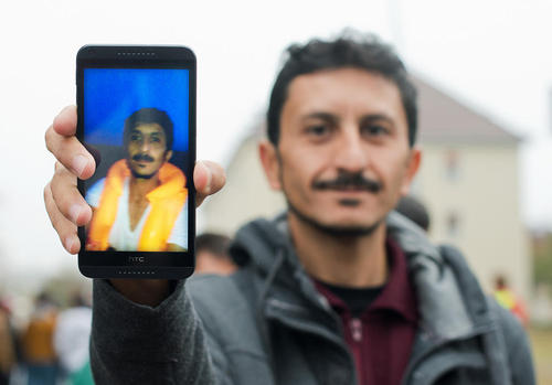 خالد پناهجوی 35 ساله سوری که به آلمان رسیده است در حال نشان دادن عکس سلفی خود به هنگام عبور از دریای اژه