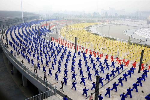 تمرین دسته جمعی ورزش تای چی در شهر جیانگشو چین