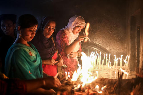 روشن کردن شمع از سوی مسلمانان شیعه بنگلادش به مناسبت محرم – داکا