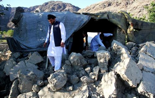 جستجو در بناهای ویران شده از زلزله در ایالت کونار افغانستان