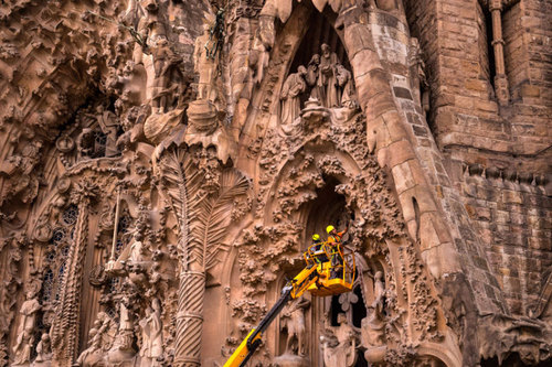 مراحل نهایی بازسازی کلیسای جامع شهر بارسلونا اسپانیا