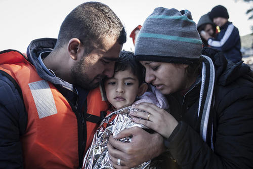 یک خانواده پناهجوی خاورمیانه ای پس از رسیدن به جزیره لسبوس یونان