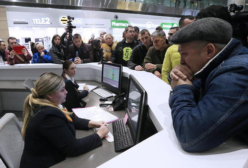 اجتماع خانواده های داغدیده روسی از سقوط هواپیمای مسافربری این کشور در دفترشرکت هواپیمایی در سن پترز بورگ