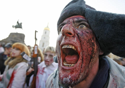 رژه زامبی ها در شهر کی یف اوکراین به مناسبت هالوین