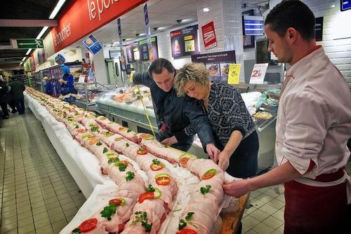 اندازه گیری بزرگ ترین کباب خوک جهان در فروشگاهی در شهر لنس فرانسه