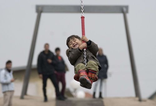تاب بازی یک پسر بچه پناهجو در اردوگاه پناهجویان در اتریش