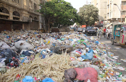 معضل انباشت زباله در کراچی پاکستان