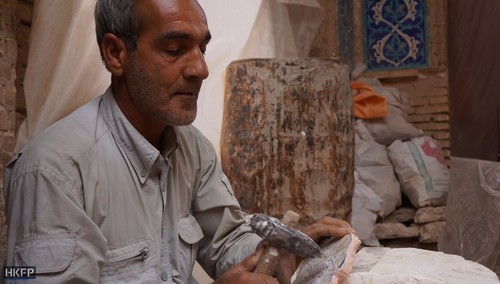 یک کاشی کار در حال کار در مسجدی در یزد