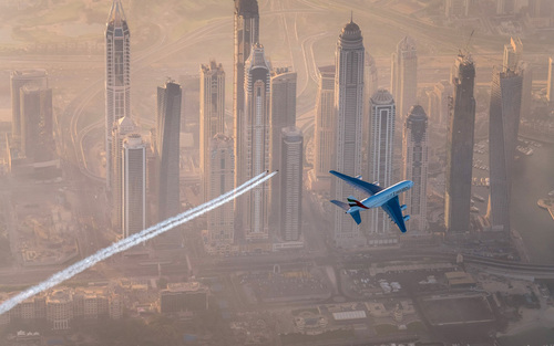 پرواز یک ایرباس A380 شرکت هواپیمایی امارات بر فراز دوبی
