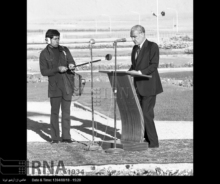 منوچهر اقبال مدیر عامل شرکت ملی نفت ایران در مراسم افتتاح پالایشگاه نفت شیراز سخنرانی می کند
