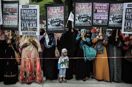 اعتراض اقشاری از جامعه مسلمانان مالزیایی به سفر در پیش رو رییس جمهور آمریکا به مالزی در مقابل سفارت آمریکا در کوالالامپور