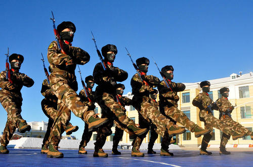 رژه سربازان چینی در شهر موهه در شمال شرق چین
