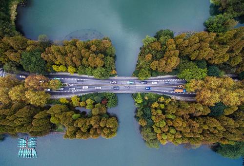 پلی روی رودخانه هانگژو در چین