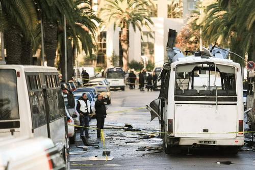 یک عامل انتحاری وابسته به داعش خود را درون یک اتوبوس حامل مسافر در شهر تونس منفجر کرد