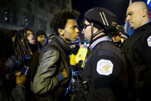 تظاهرات در شهر شیکاگو آمریکا در اعتراض به رفتار تبعیض آمیز پلیس با سیاه پوستان