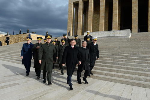 بازدید احمد داوود اوغلو نخست وزیر ترکیه و فرماندهان نیروهای نظامی این کشور از مقبره آتاترک در آنکارا