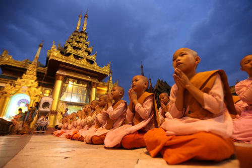 جشنواره آیینی بوداییان میانمار در معبدی در شهر یانگون