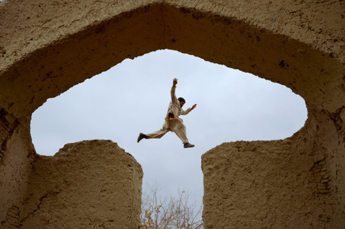 پسر بچه افغان در حال بازی در محوطه خانه ای متعلق به قرن سیزدهم میلادی در نزدیکی مزار شریف که گفته می شود خانه پدری مولانا جلال الدین بلخی بوده است