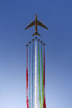 نمایش هوایی در ابوظبی امارات در آستانه برگزاری مسابقات اتومبیلرانی جایزه بزرگ فرمول یک