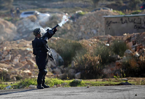 شلیک گاز اشک آور سرباز اسراییلی به سمت معترضان فلسطینی – رام الله