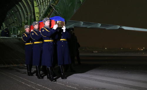 رسیدن پیکر خلبان کشته شده جنگنده روسی به فرودگاه نظامی چکالوسکی روسیه