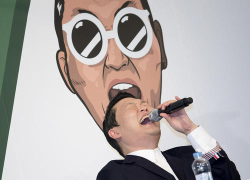 پی اس وای خواننده معروف کره جنوبی در نشست خبری ارایه هفتمین آلبوم خود به بازار- سئول