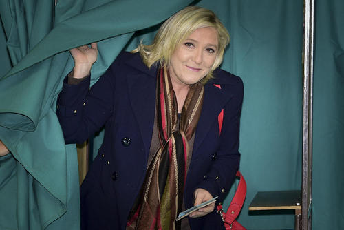 مارین لوپن رهبر حزب دست راستی جبهه ملی فرانسه در حال رای دادن در دومین مرحله از انتخابات محلی این کشور