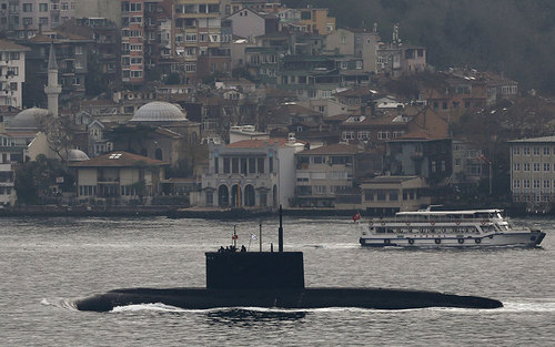 عبور زیردریایی روسیه از تنگه بسفر استانبول ترکیه