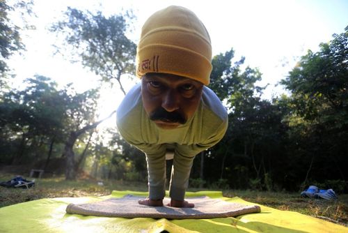 تمرین یوگا در پارکی در بوپال هند