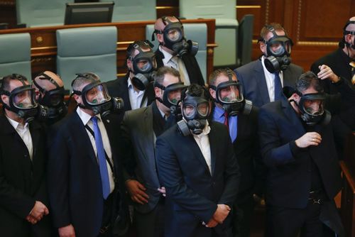 زدن ماسک برای در امان ماندن از استنشاق گاز اشک آور که از سوی عده ای از نمایندگان مخالف در پارلمان کوزوو زده شده است