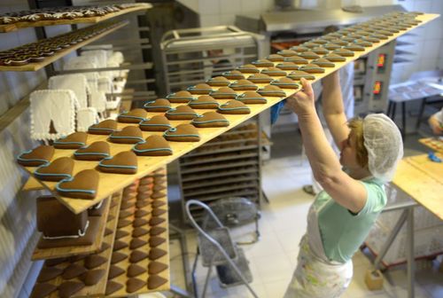 پخت کیک های کریسمسی در یک شیرینی فروشی در شهر ژاروسلاو لهستان